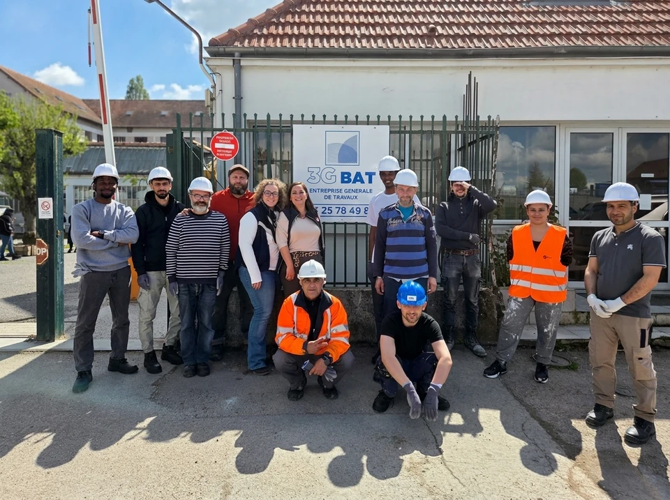 Groupe de professionnels du BTP posant devant le siège de **3G BAT**, entreprise générale de travaux