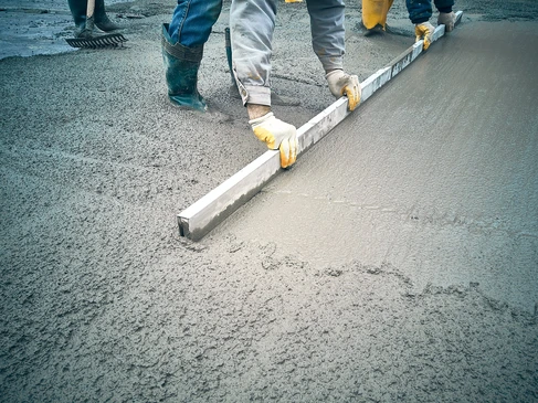 Chantier extérieur de coulage de béton avec ouvriers en action