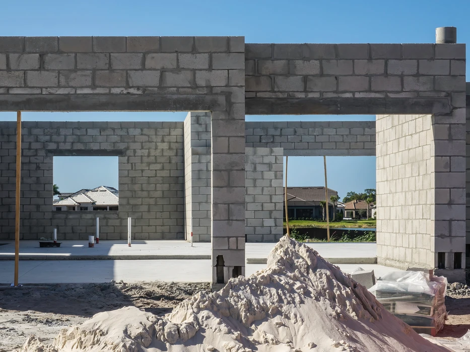 Chantier de construction résidentielle avec maisons individuelles en cours d'édification