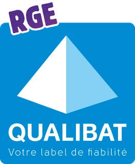 Photographie professionnelle montrant des documents officiels d'agrément et de certification (diplômes, certificats, labels de conformité) disposés sur une surface de travail épurée, photographiés sous un angle légèrement incliné, avec une mise au point nette sur les documents et un arrière-plan neutre légèrement flou. La composition doit transmettre la professionnalité, la conformité réglementaire et la crédibilité d'une entreprise certifiée, sans texte ni logo visible en gros plan.