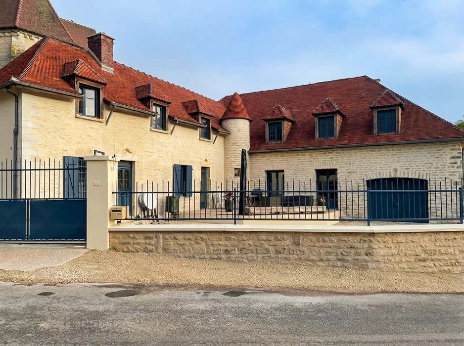 Jardin aménagé en terrasses avec escalier d'entrée en granit poli brun, gravier blanc décoratif
