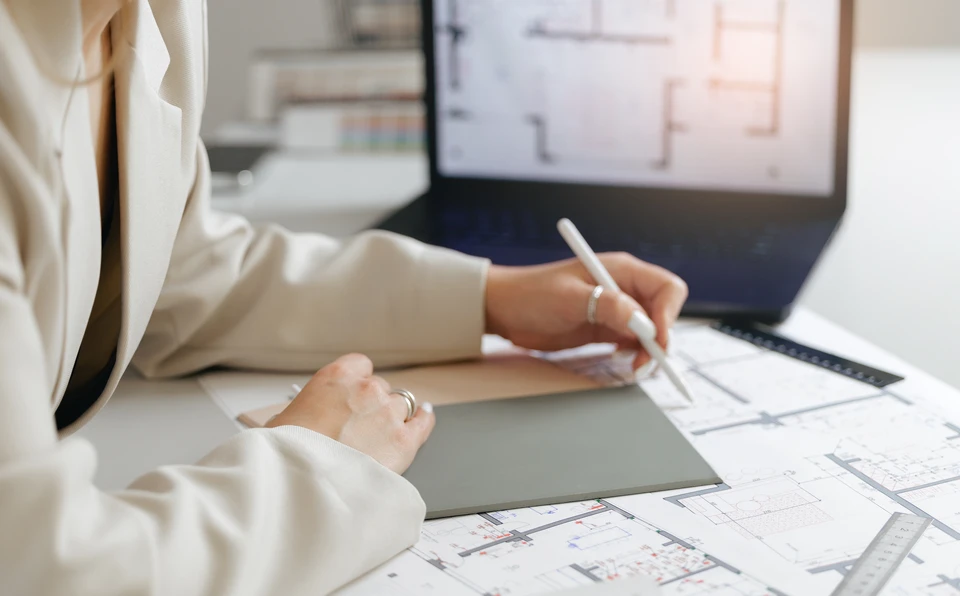 Réunion de chantier industriel avec superviseur en gilet haute visibilité jaune présentant des plans sur tablette à une équipe d'ouvriers